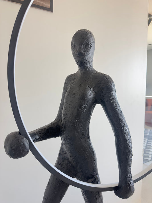 مصباح ورقي على شكل إنسان