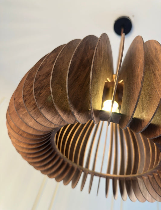 مصباح خشبي معلق على شكل قرع