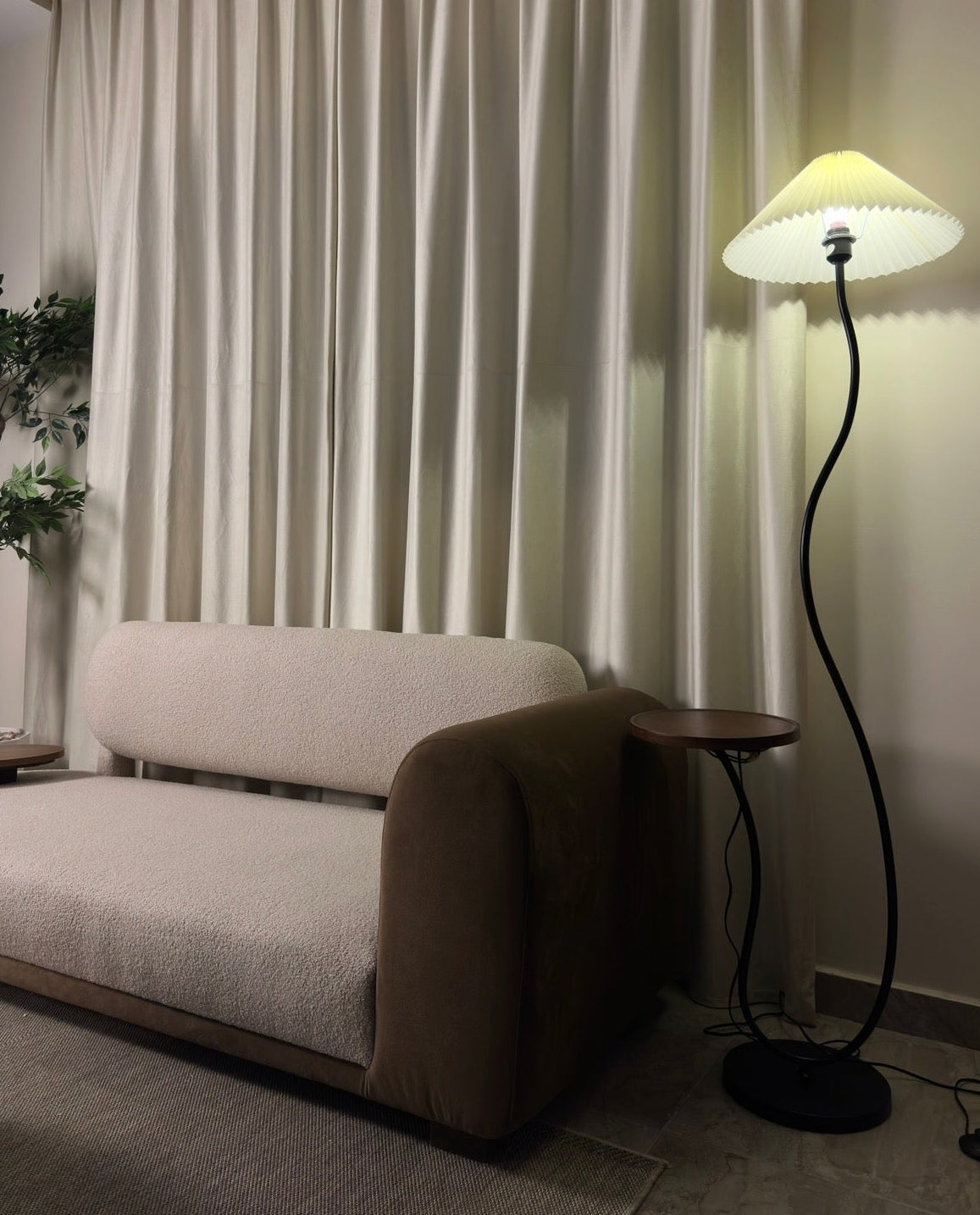 مصباح أرضي كريمي من القماش المنحني مع طاولة 3
