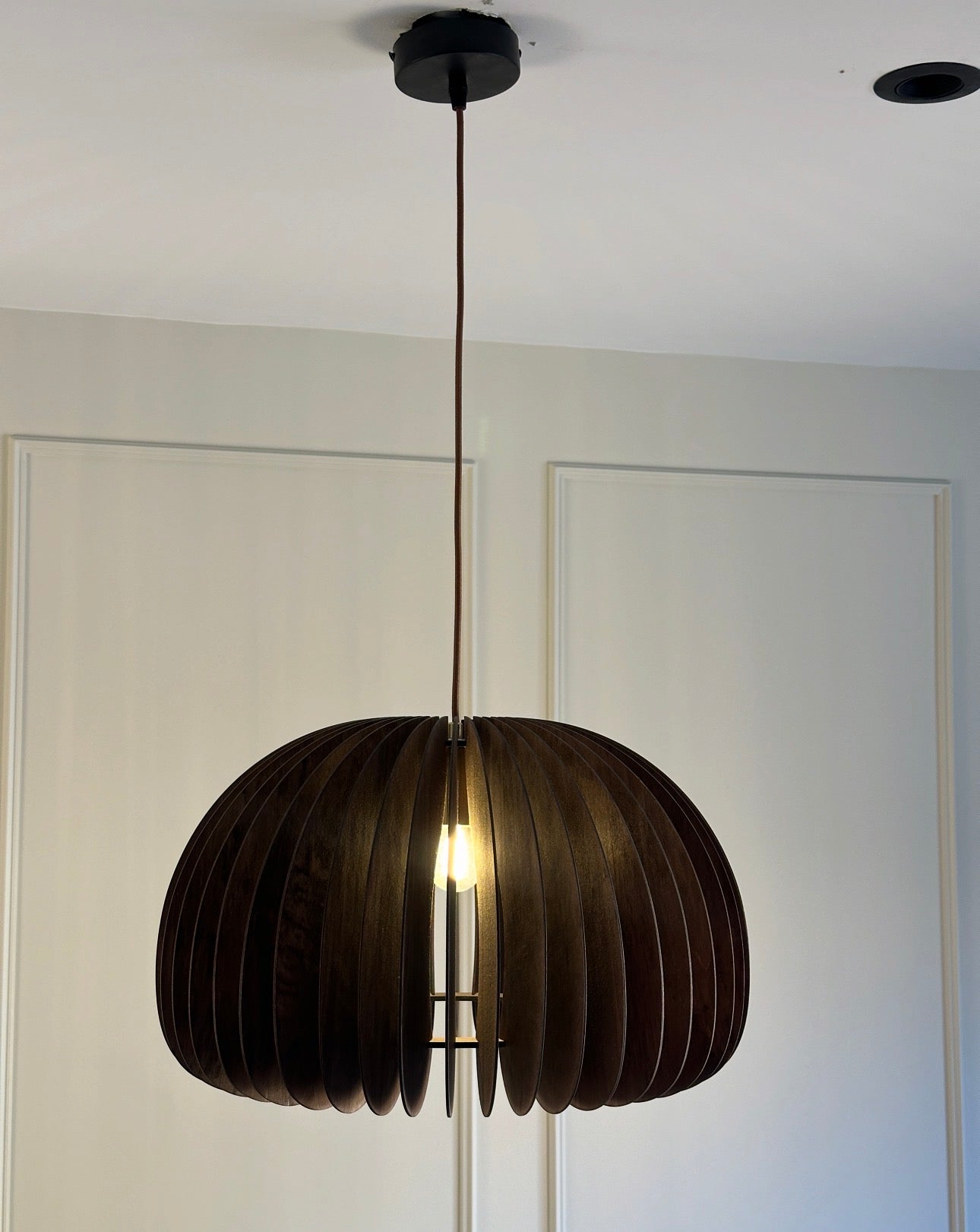 مصباح خشبي معلق على شكل قرع