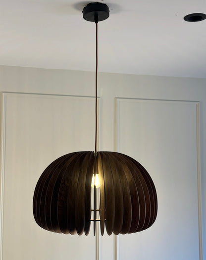 مصباح خشبي معلق على شكل قرع